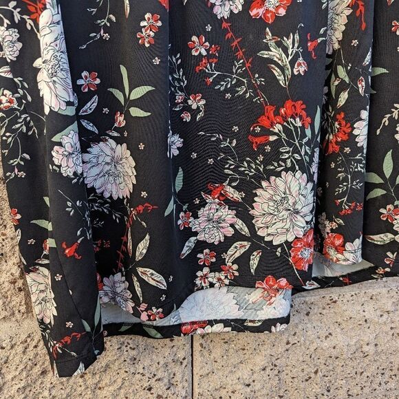 Women's Perception brand, light floral top - Picture 5 of 13